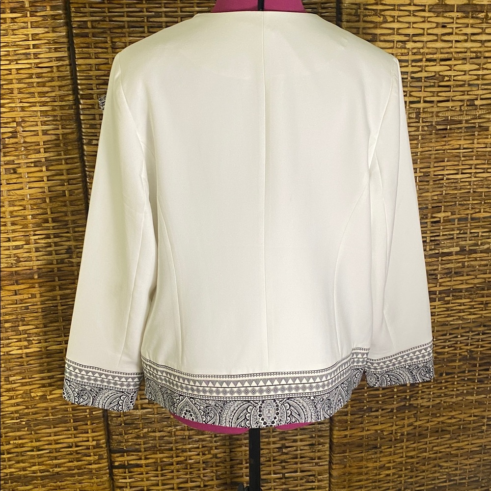 EUC Chico’s white, black lapel design, fully lined jacket blazer Chico size 2 L - Picture 8 of 10